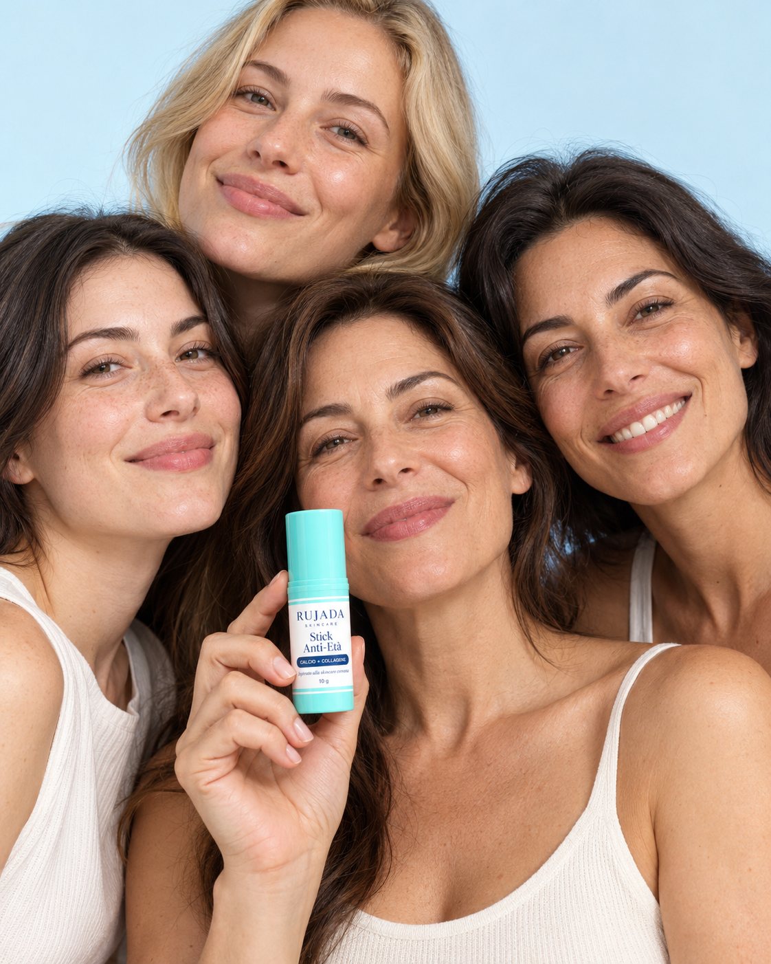 Quattro donne di età diverse, sorridenti, su fondo azzurro chiaro