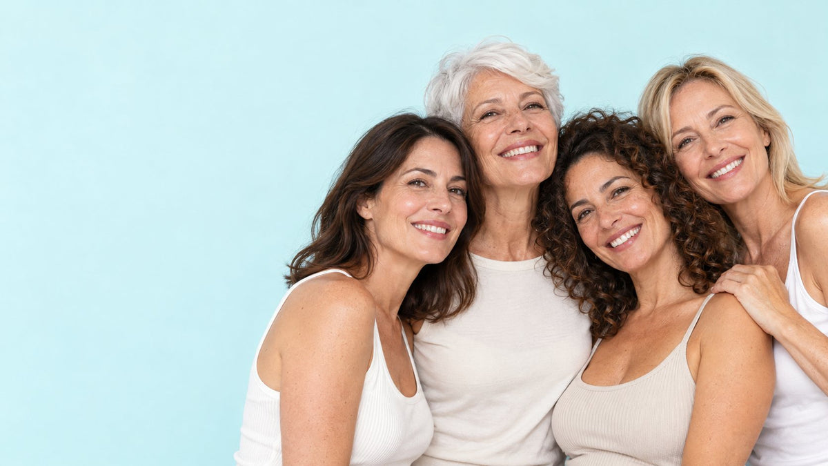 Quattro donne di età diverse, sorridenti, su fondo azzurro chiaro